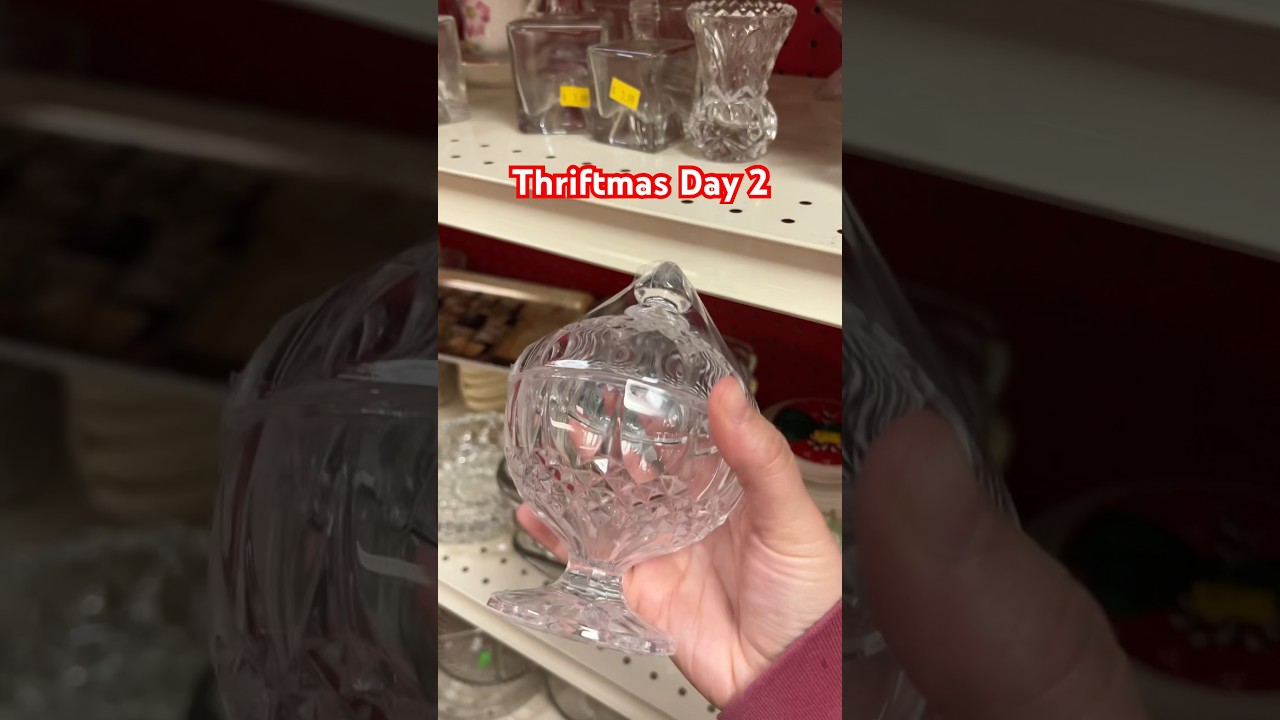 Follow for day 3! 🎁♻️ #ecothrift #sustainability #ecofriendly #ecoliving #giftideas #thriftmas