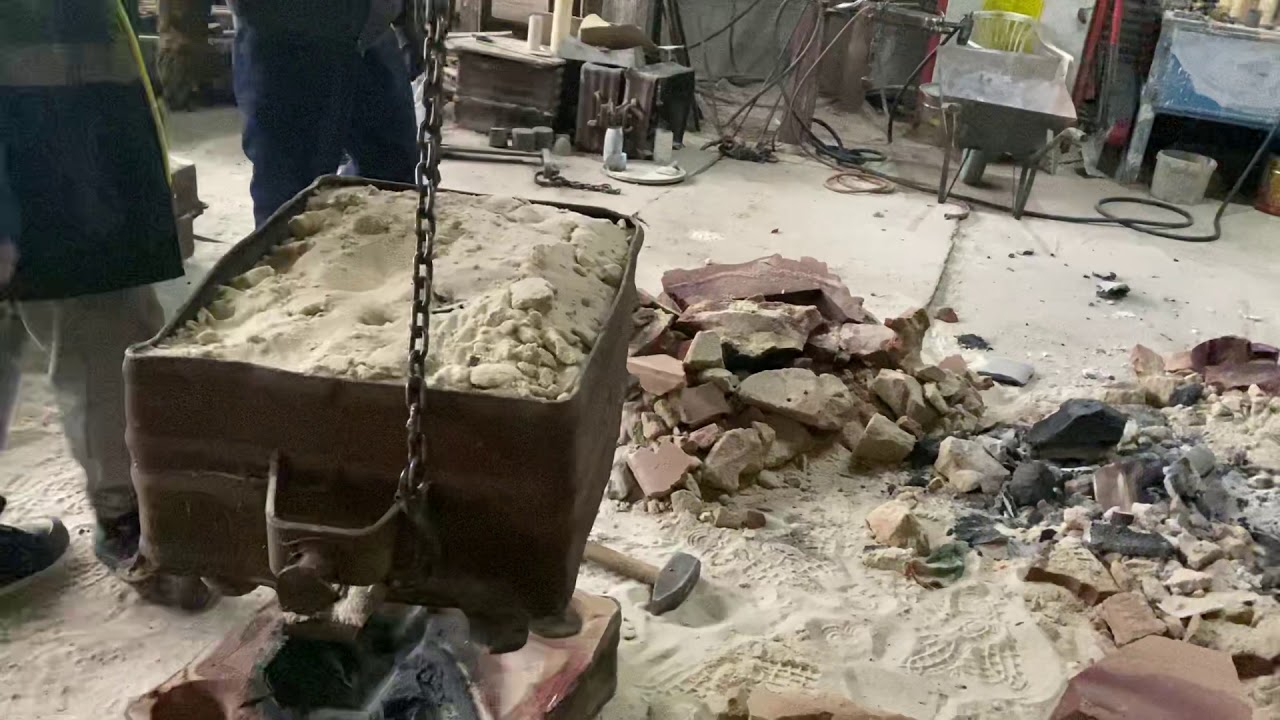 Wybijanie form odlewnia staliwa żeliwa formy piaskowe dźwignie Scatman streel foundry poland warsaw