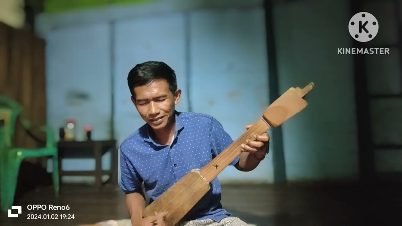Belajar meniru lagu sambang daeng ngalle walaupun banyak salah tidak apalah