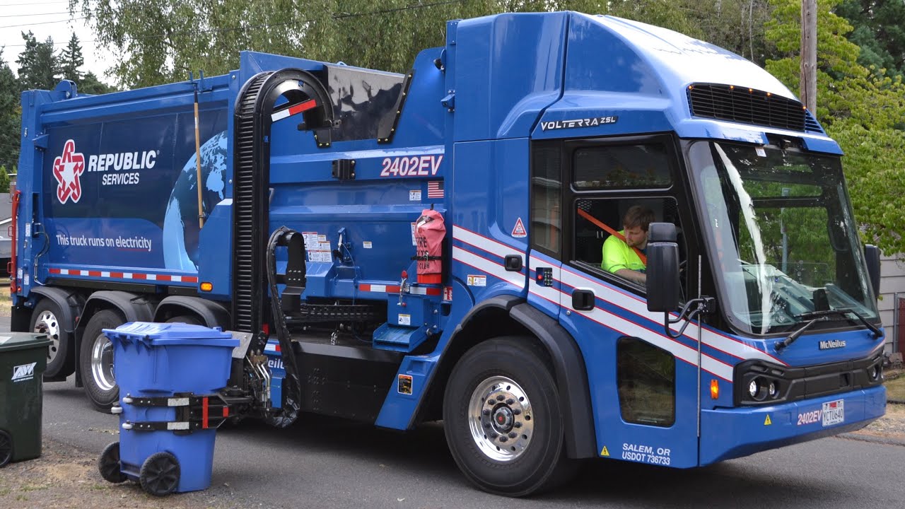 Brand New ELECTRIC Garbage Truck! McNeilus Oshkosh Zolterra ZSL - Republic Services of Salem, Oregon
