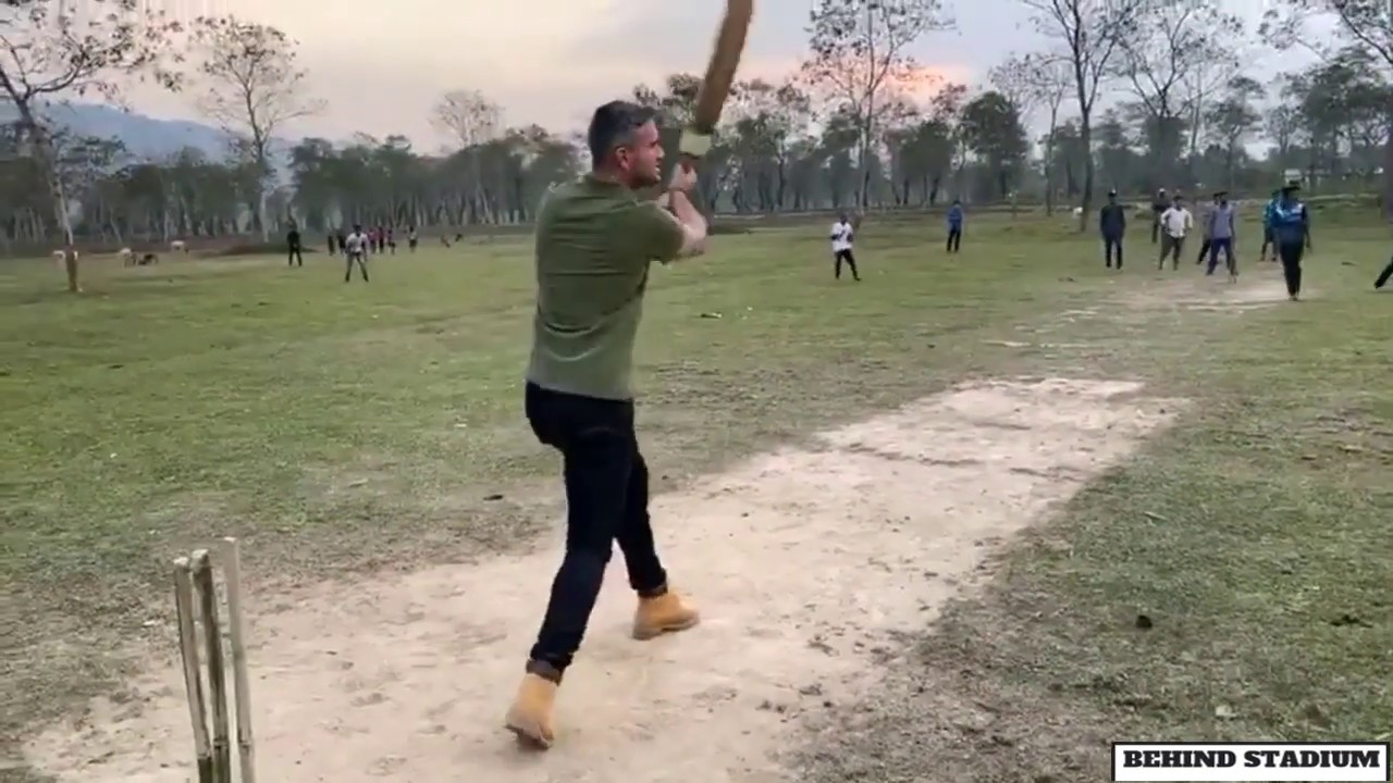 Kevin Pietersen Playing Gully Cricket With Indian Kids
