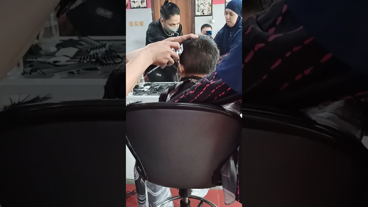 Roin potong rambut awalnya tenang tapi akhirnya meronta juga 😄