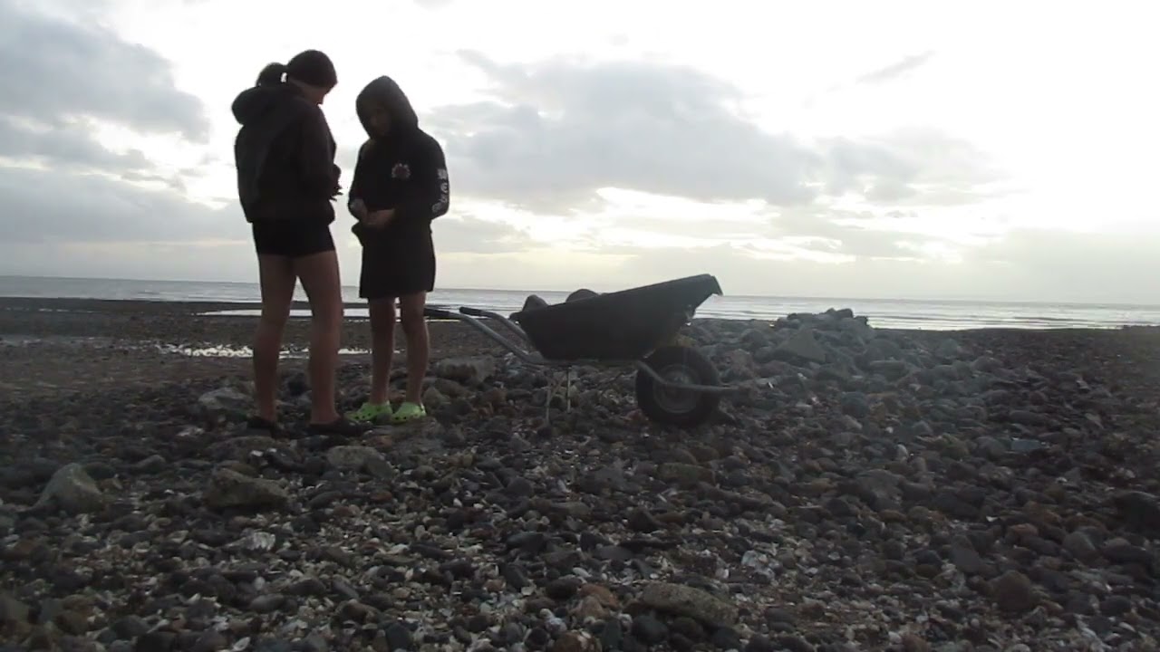 «Замок», 52 серия — строительство до полуночи под дождём.