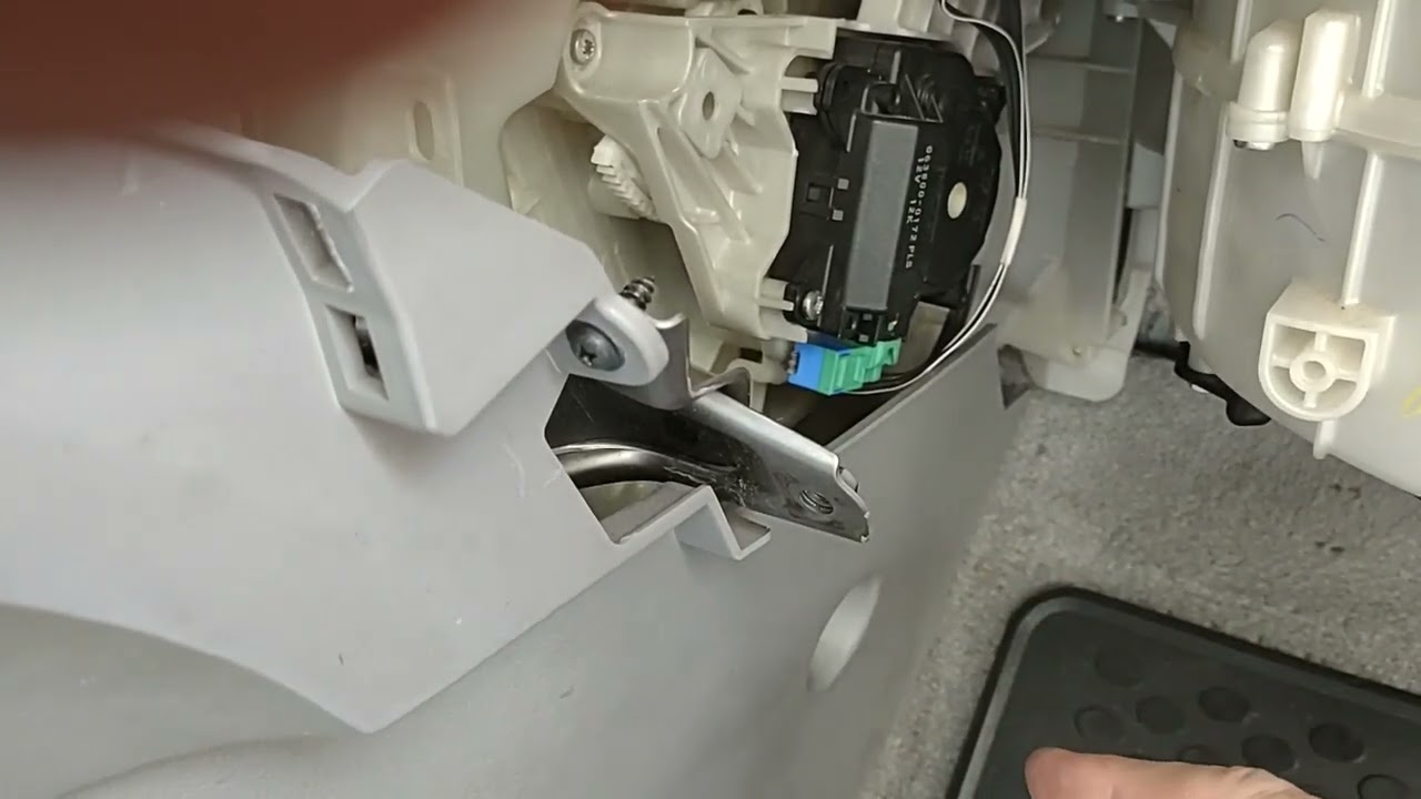 2009 Toyota Highlander ac actuator replacement due to temperature difference from side to side.