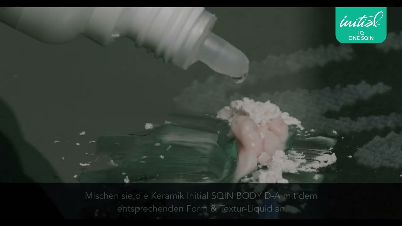 Initial IQ ONE SQIN, Micro-Layering bei einer labial reduzierten implantatgetragenen Brücke