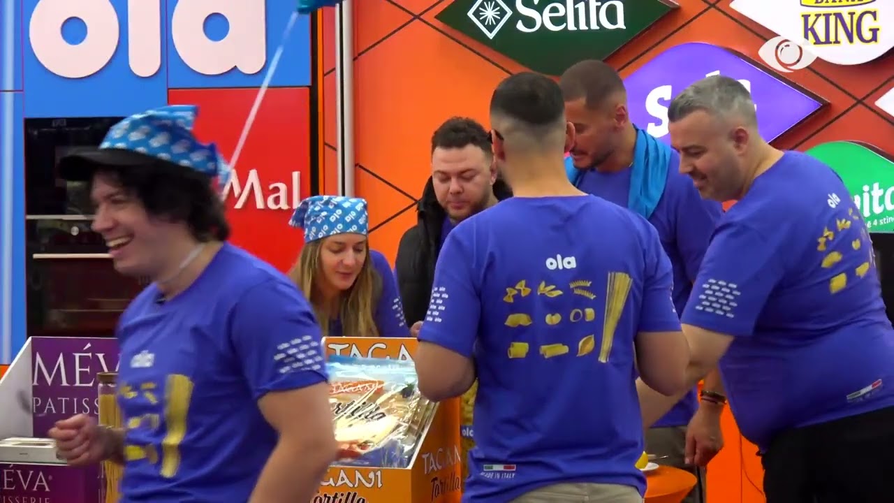 Banorët degustojnë pjatën e përgatitur nga Alessio dhe Ina