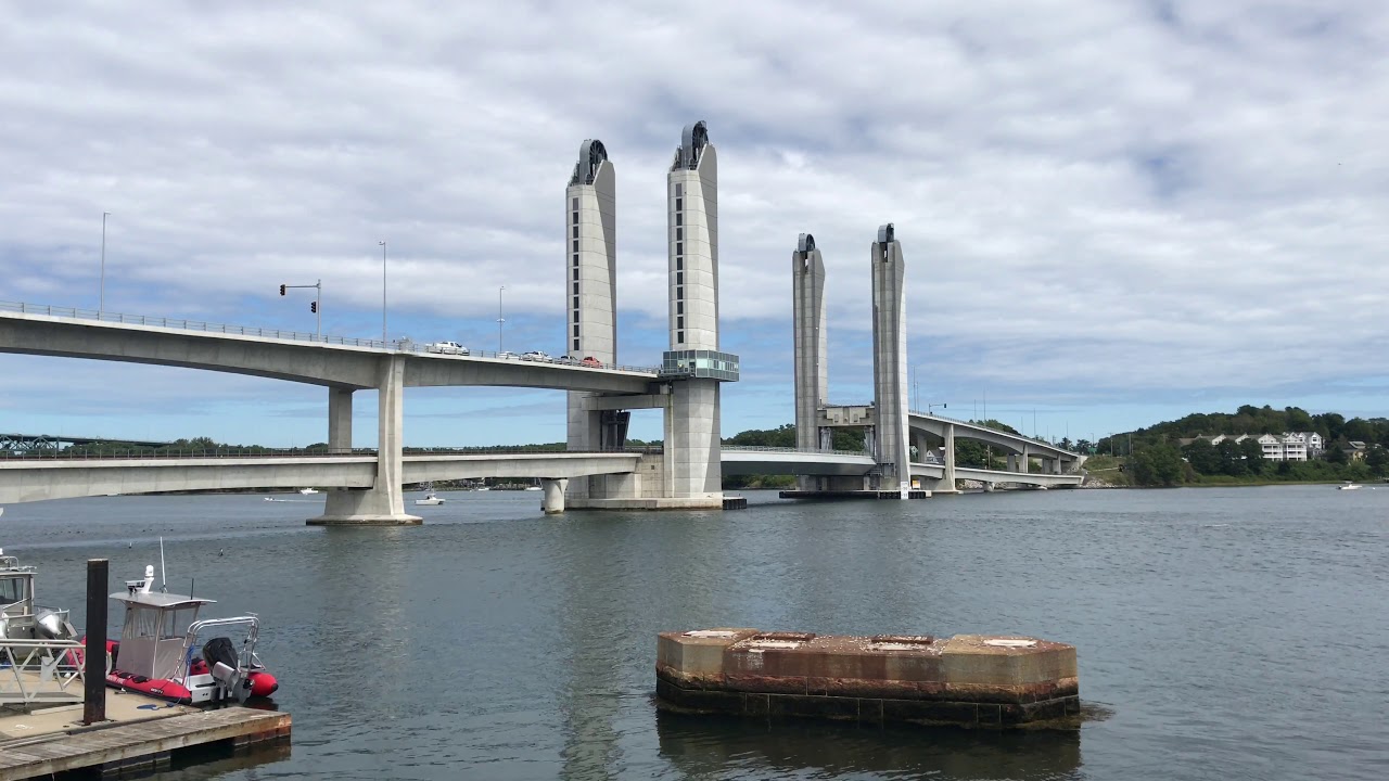 Sarah Long Bridge - lowering to rail deck and train crossing