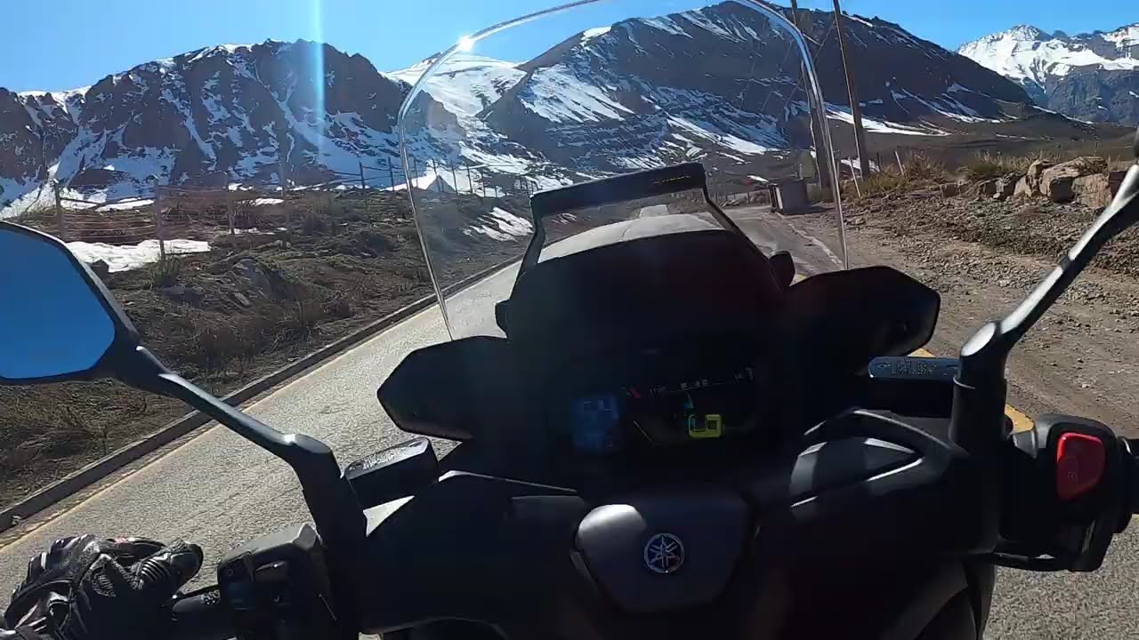 Pueblo de farellones a valle nevado, yamaha xmax 300
