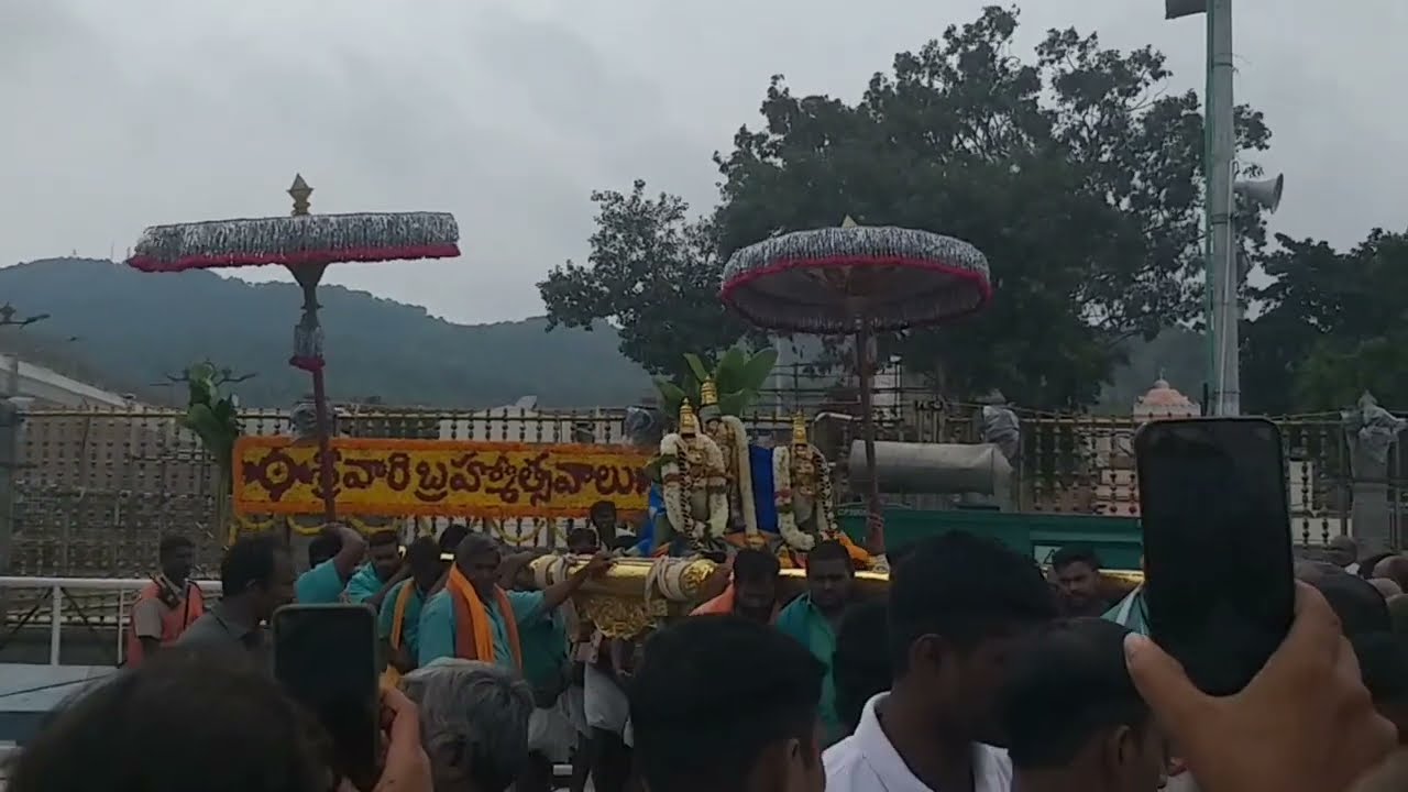 MALAYAPPA SWAMY ENTERING INTO GOLDEN CHARIOT