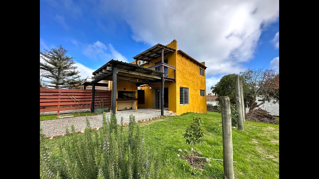 Venta en Piriápolis, Playa Hermosa. Dos casas en un mismo padrón. A 100 metros de la playa.