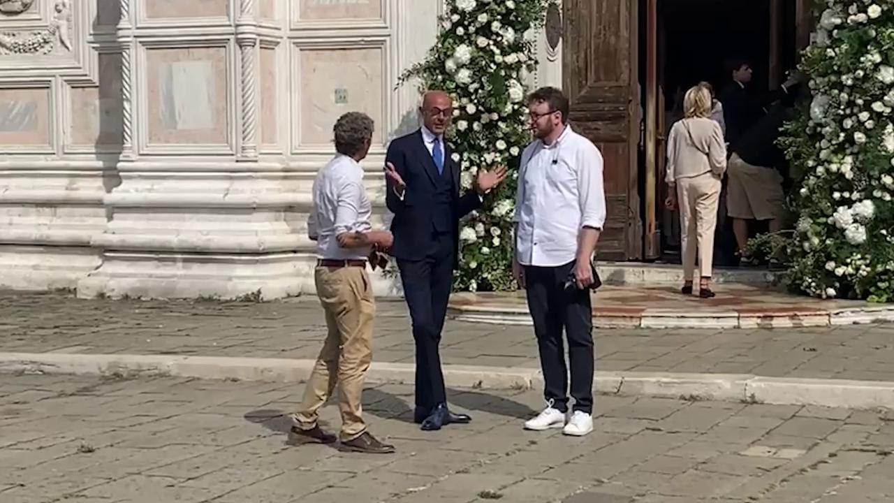 Venezia, tra rose e ortensie la chiesa allestita per il matrimonio di Pellegrini e Giunta