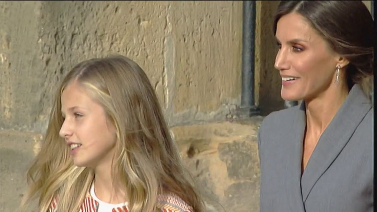 Cientos de personas y el son de las gaitas reciben a Leonor en Oviedo