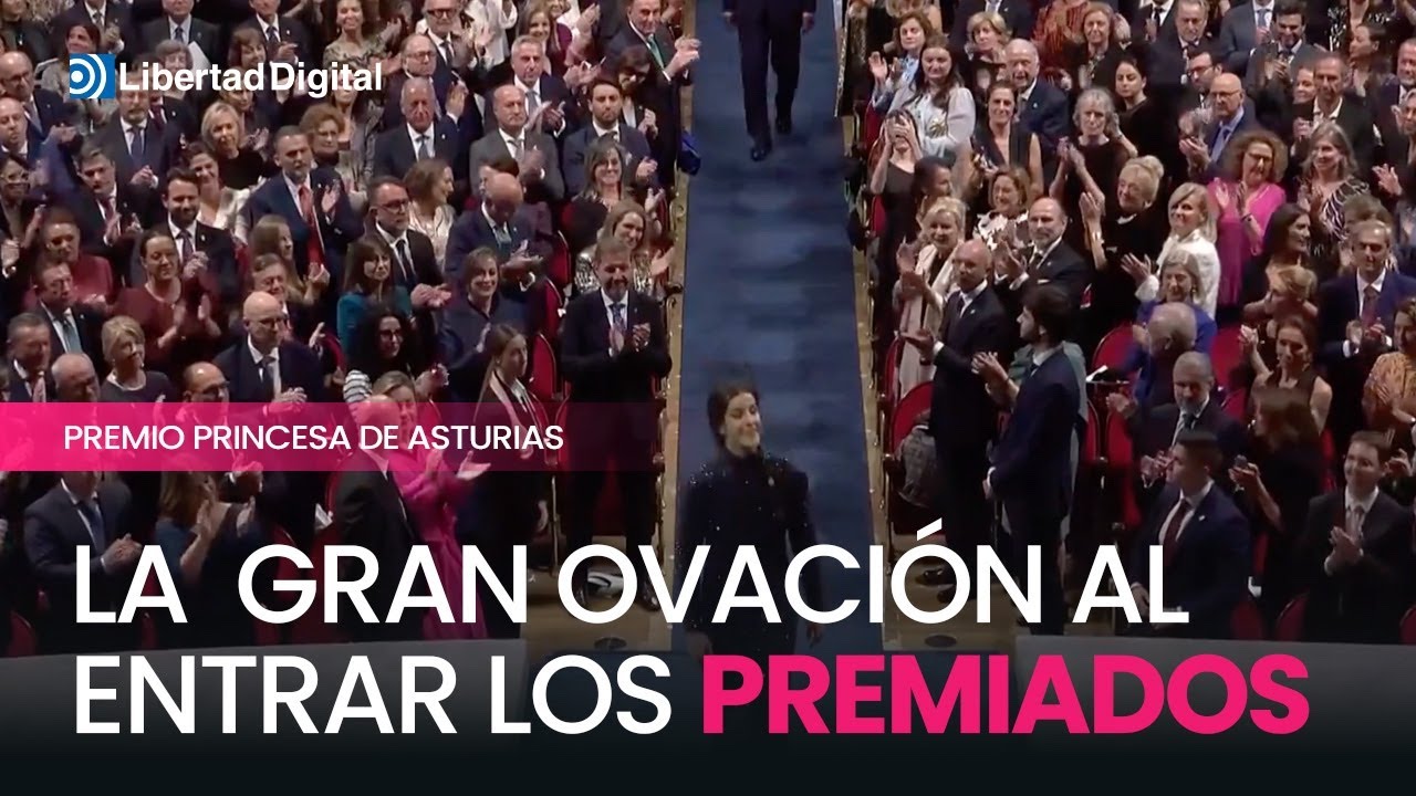 Gran ovación al entrar los premiados en los Princesa de Asturias 2024