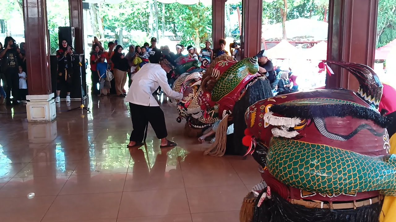 SENI BARONGSAI SUNDA abah oom live di alun-alun cimahi (golempang dengan aura sakral) #barongsai