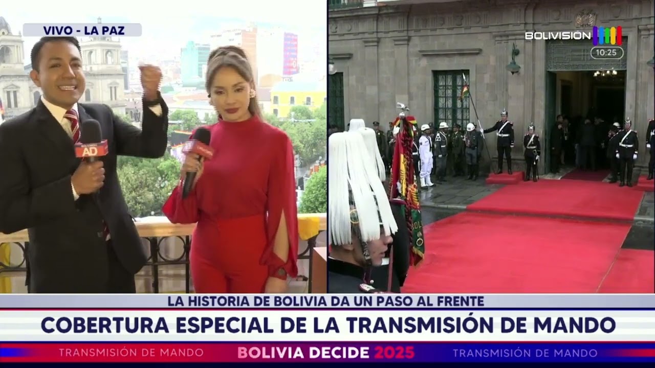 Una comitiva ingresa a palacio quemado.