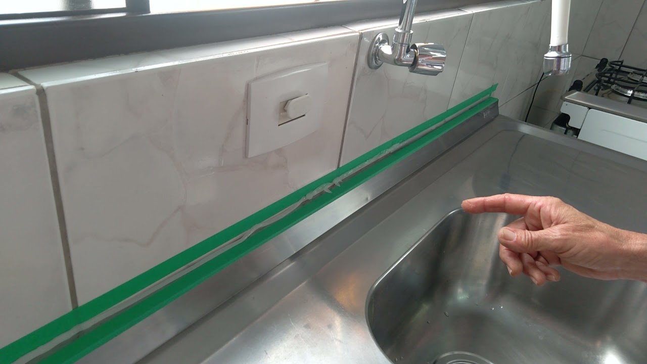 Como colocar silicone para não entrar água atrás da pia .