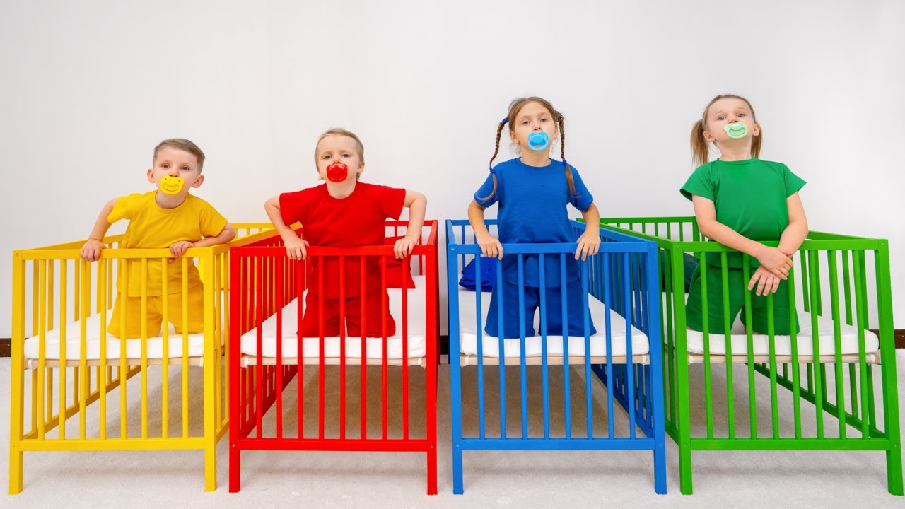 Cinq enfants jouent aux petits b&eacute;b&eacute;s qui dorment 😴 🛌