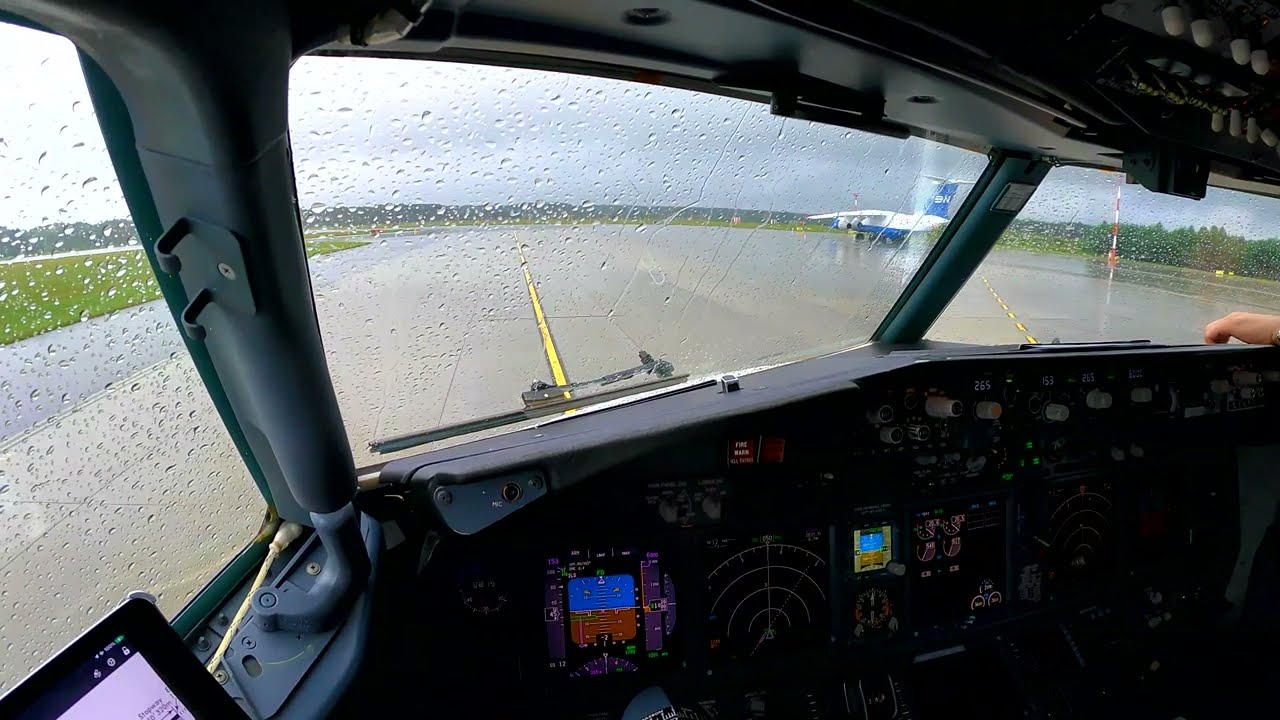 4K - Boeing 737 Departure in Heavy rain at 60fps