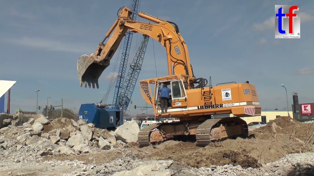 Liebherr R 982 Fa. LUFF Fighting w. Cement Blocks / Abbruch Kaufland Augsburg-Lechhausen, 2015.