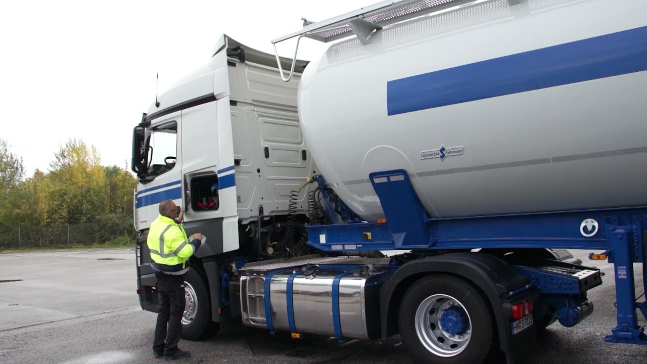Spitzer Silo-Fahrzeuge - Chargement et déchargement d'une citerne basculante type SK 2760 CAL