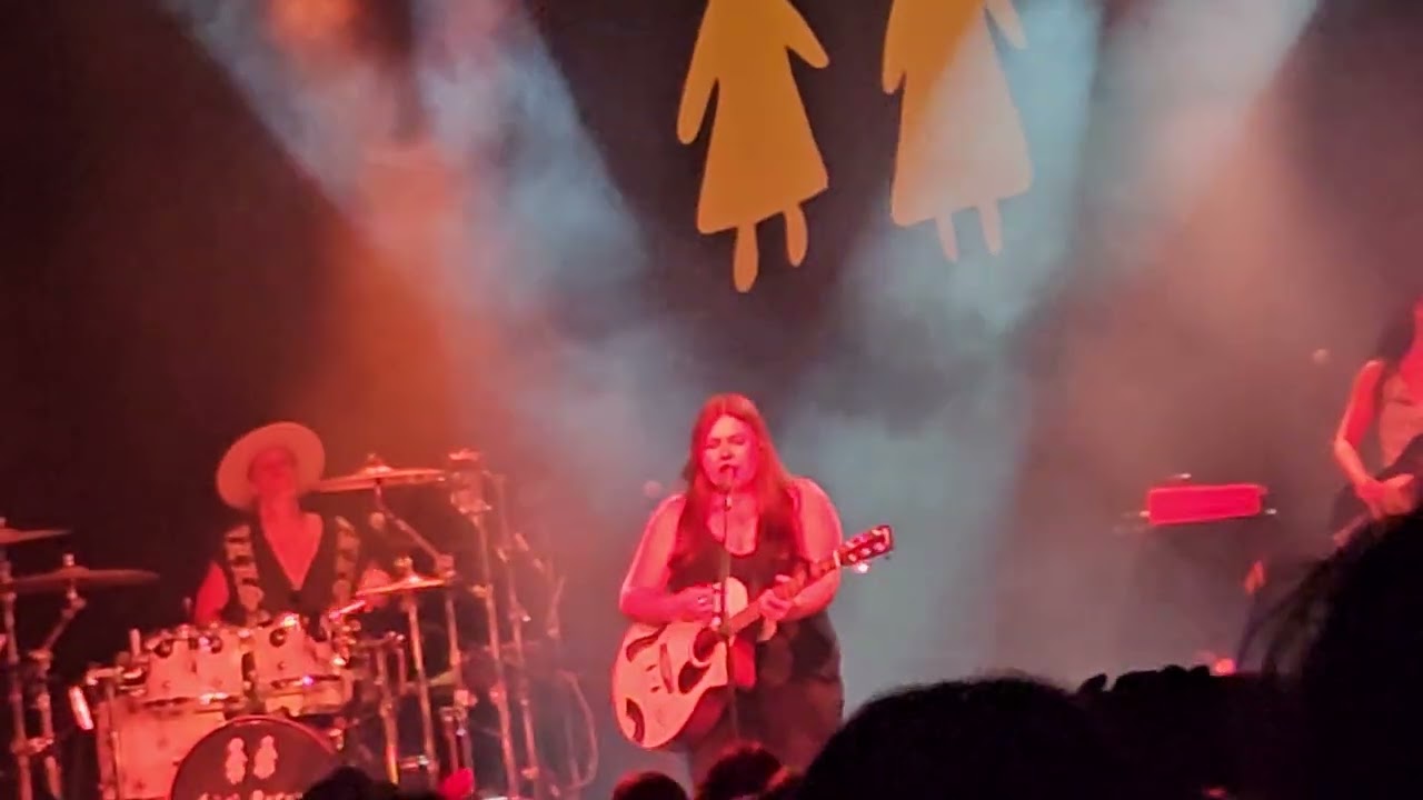 Gigi Perez - Crown (Charlotte, NC The Fillmore 10-18-25)