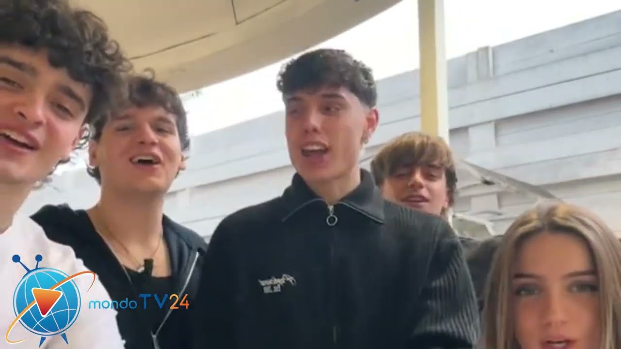 Amici 25, gli allievi scherzano cantando una canzone simpatica 