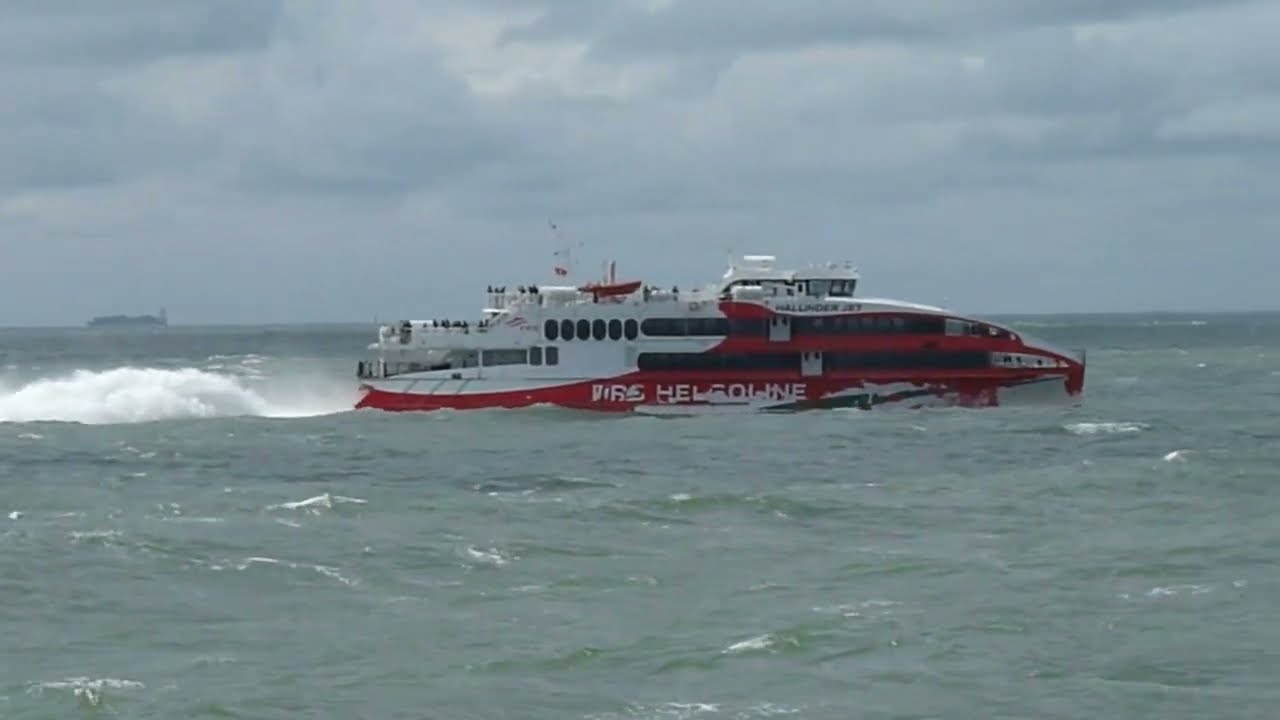 MS HELGOLAND & HALUNDER JET in stürmischer See  | 27.08.2021