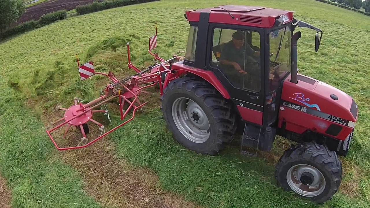 Case IH 4240 XL and Lely Lotus 600 tedding second cut silage 2016