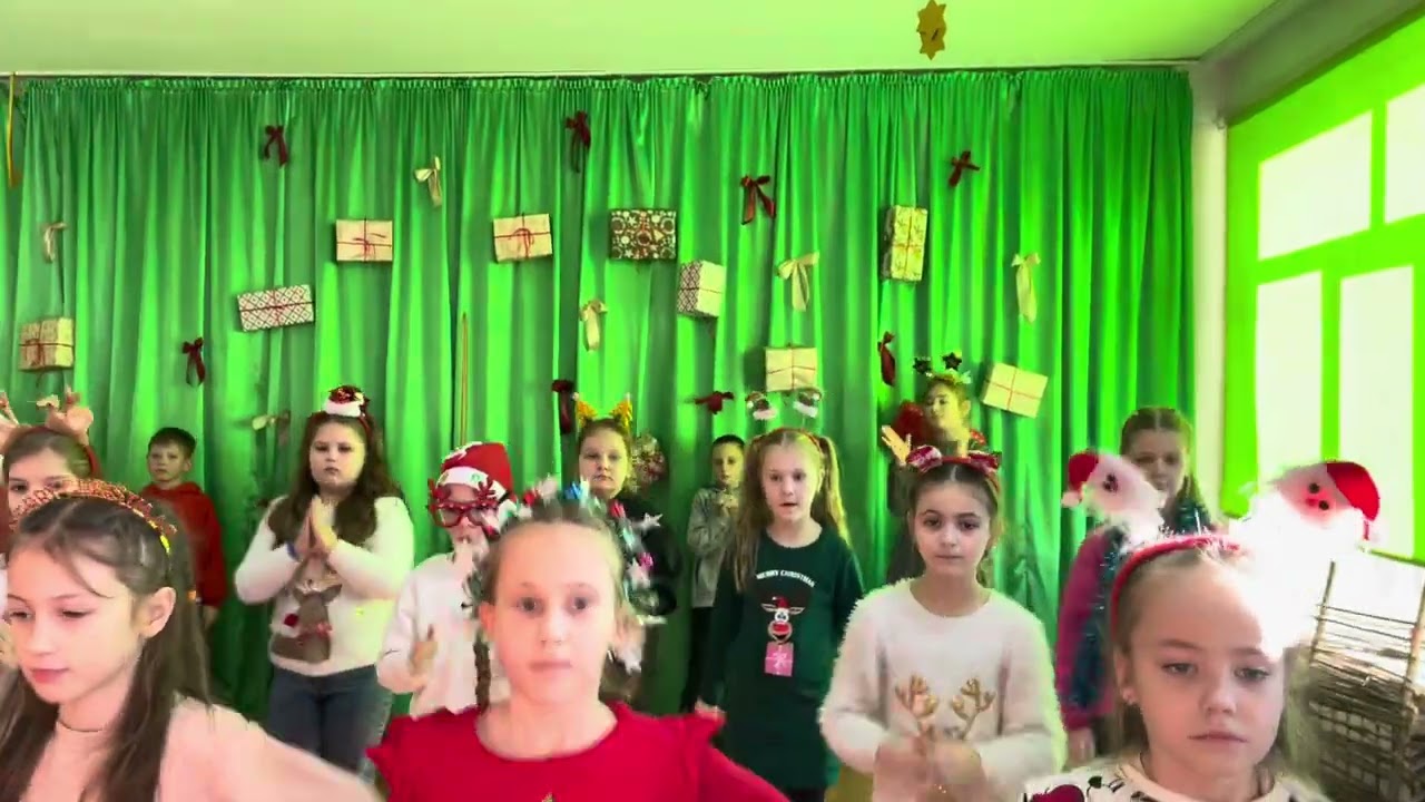 Новорічний флешмоб від учнів 3-Б класу. Вчитель Худьо І.В.