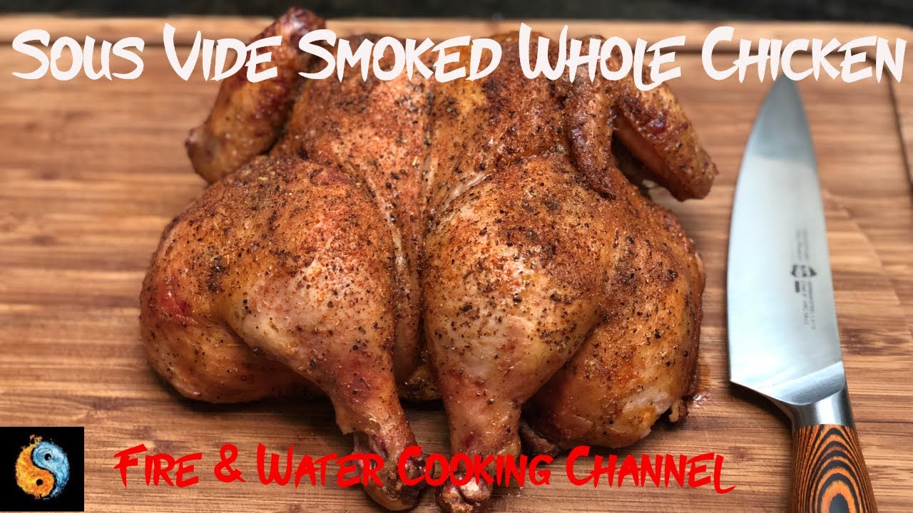Целая курица, приготовленная методом су-вид на гриле Kamado Joe Big Joe, копченая на вишне.