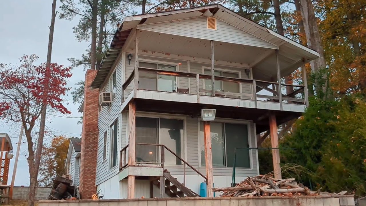 Abandoned Lake House Owned By A Clown! (Clowns EVERYWHERE)