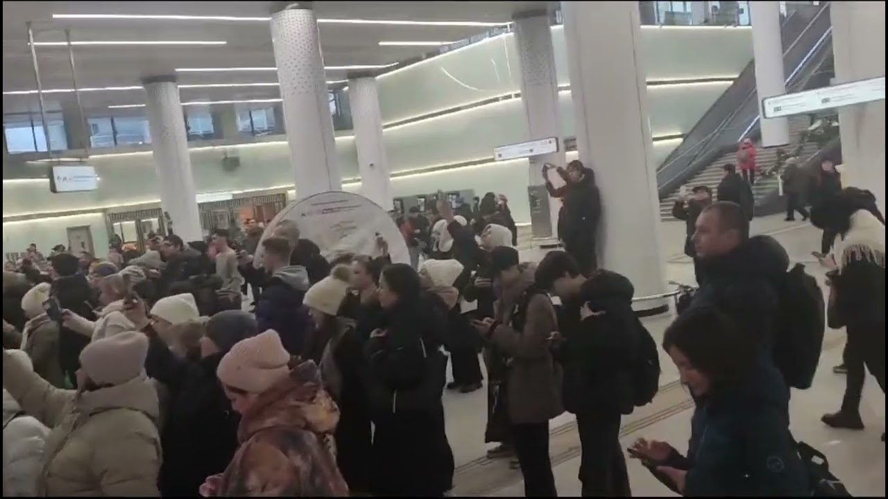 100 Дедов Морозов вторглись на станцию Нижегородская. Москва  26.12.2023.