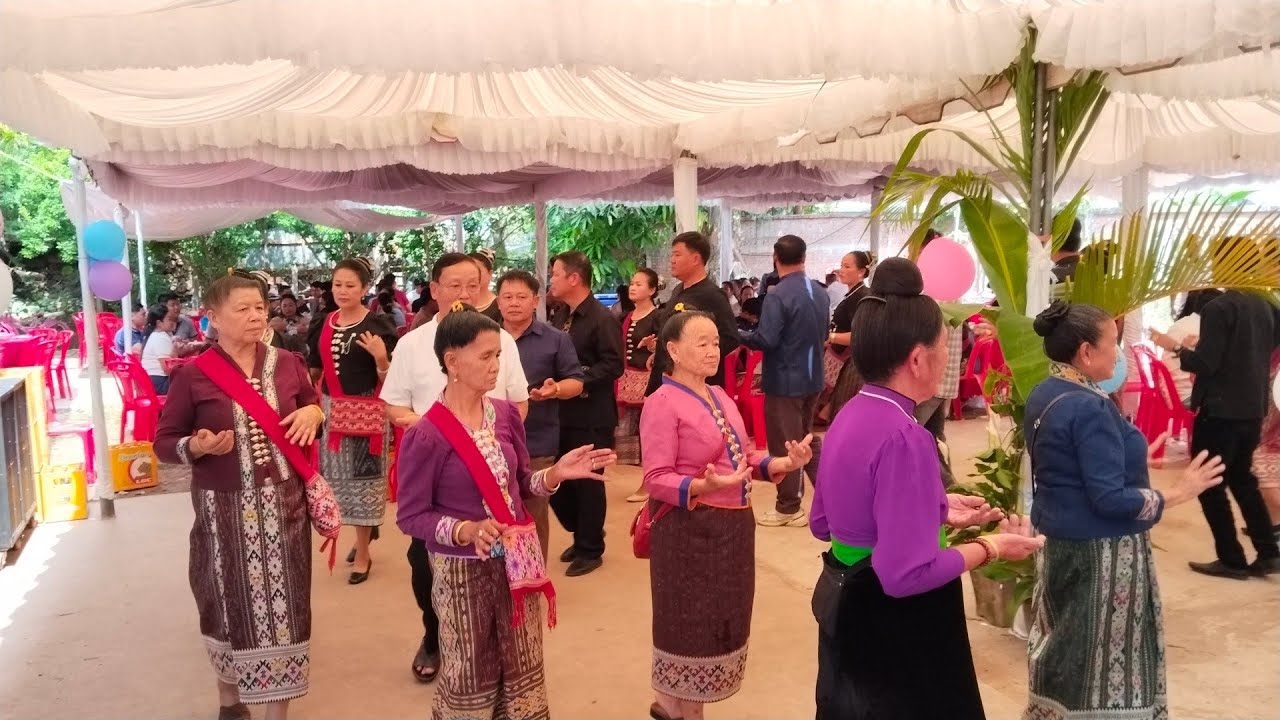 Mẹ Biềng chung múa cùng bạn Lào 