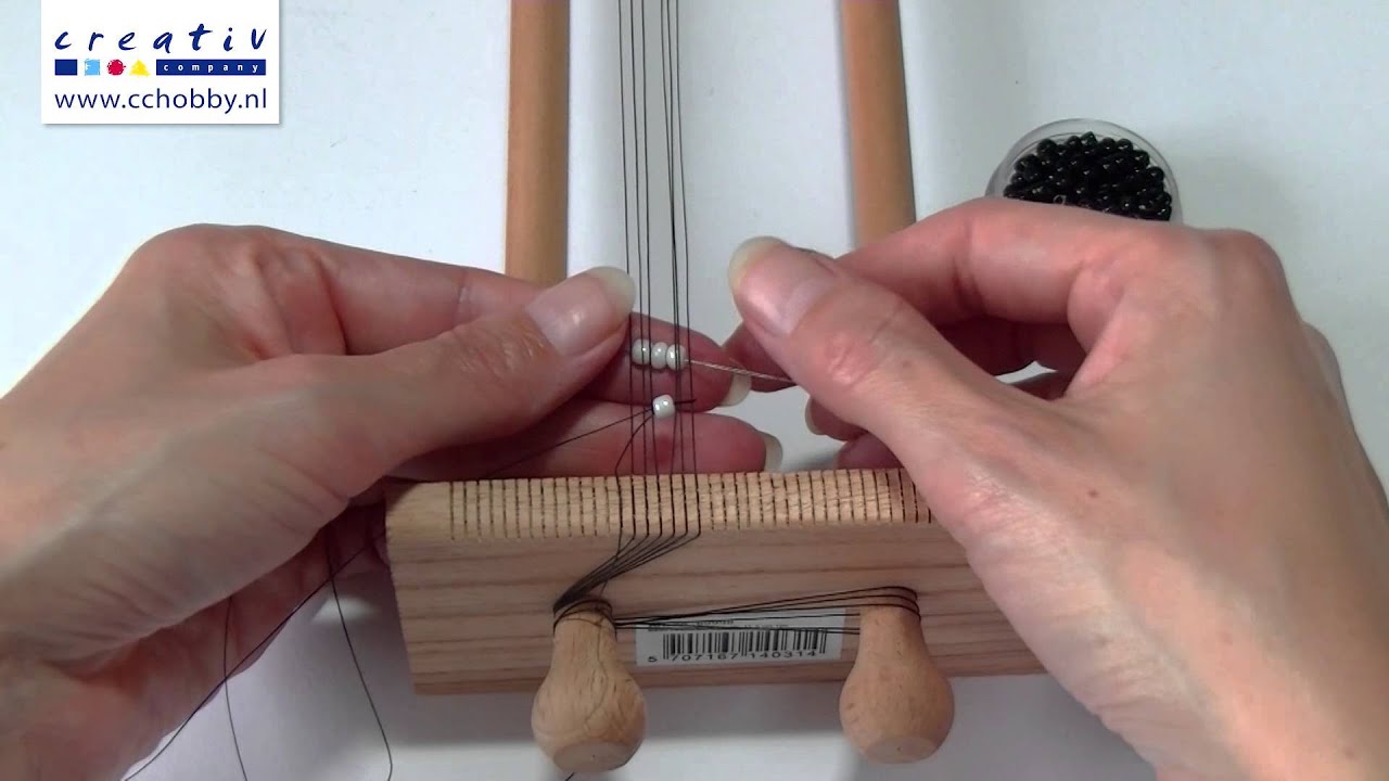 12858 Sieraden School: Een armband geweven op een kralenweefraam