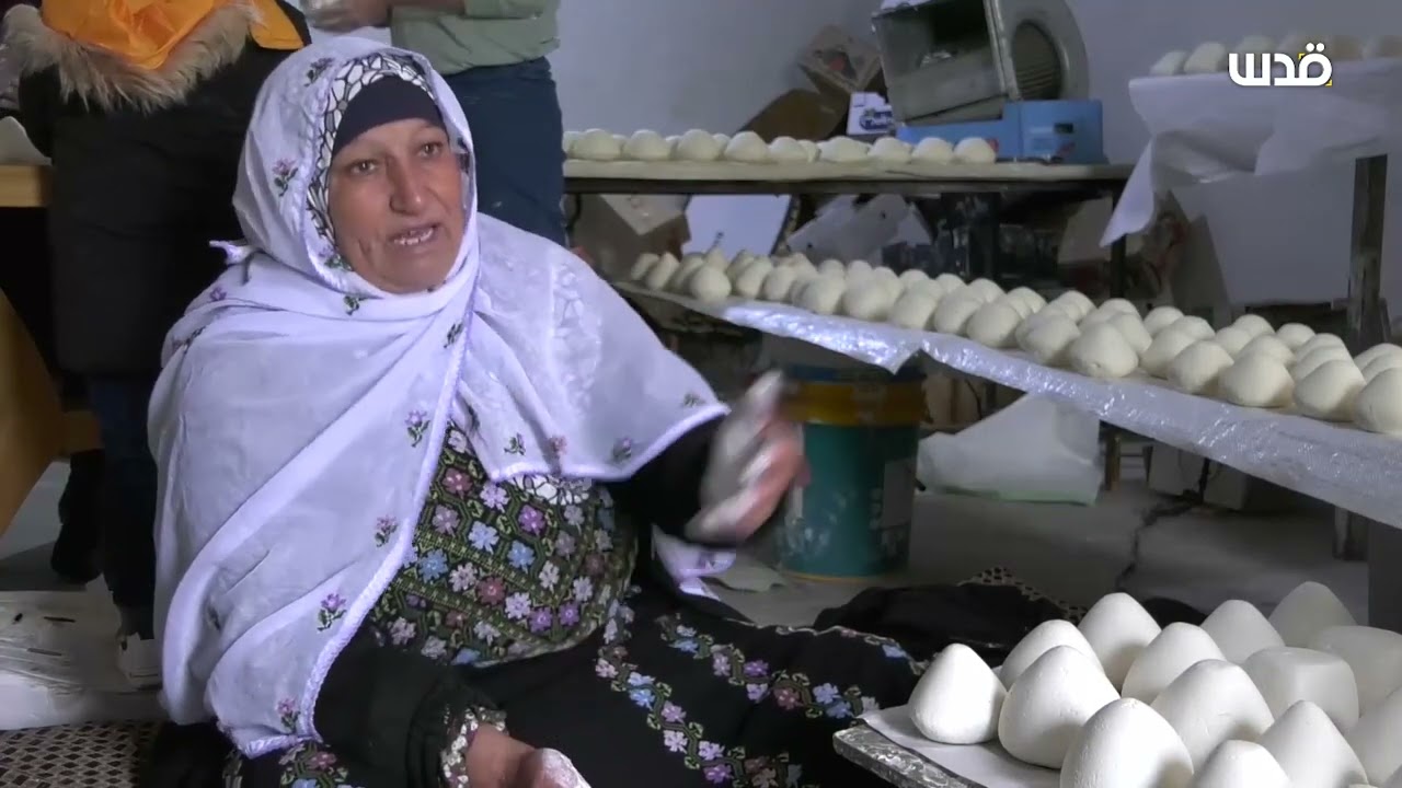 عائلة فلسطينية من يطا جنوب الخليل تصنع لبن الجميد بالطريقة اليدوية التقليدية.