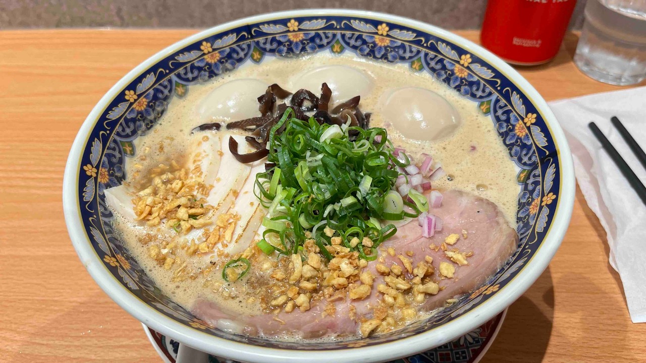 【御卓實驗室】麵屋海鳴 黑蒜豚骨拉麵 280 元 唐揚雞 150 元 兩顆溏心蛋 60 元
