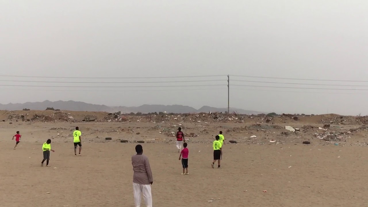 جانب من مباراة النجوم والصمود من دوري شباب الحاره نصف النهائي