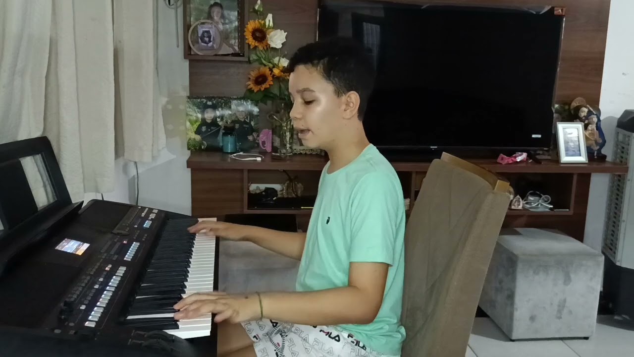 Vestidinho preto com Phietro dos teclados 