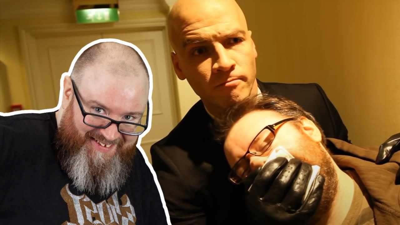 Саймон смотрит старое видео Yogscast от 2012 года — «Саймон встречает Хитмэна»