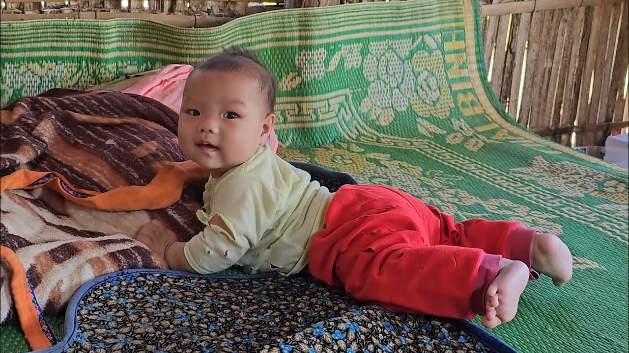 Rescue abandoned baby girl on the street - report to local authorities - Ly Tien Ca