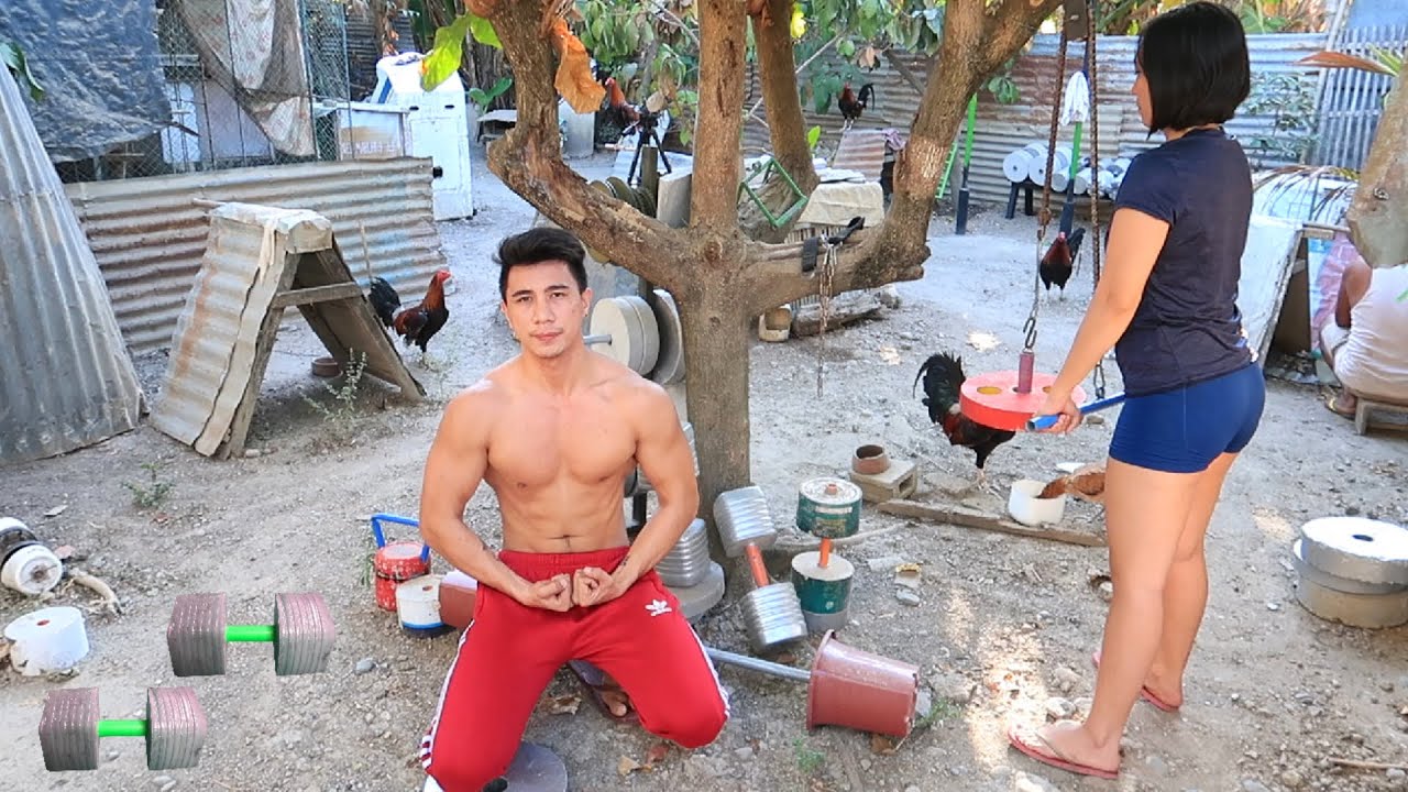 Тренировка бицепса в спортзале My Village