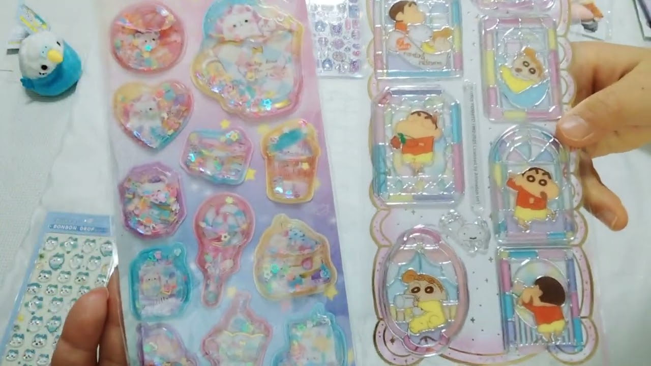 みーちゃんとパーちゃんで、大量のボンボンドロップシール、タイルシール、ウォーターシール、おしりシールの選び対決をしたよ！