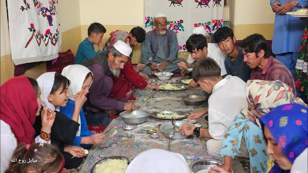 اهالی قریه آمدن به منزل آغا سلمان و آش وطنی با دست پخت مرضیه بیگم...🥰😍😄