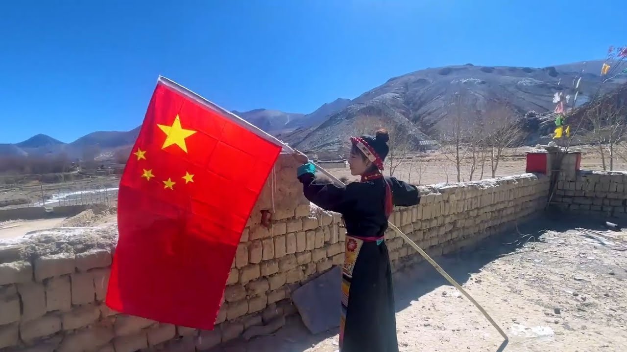 藏族姑娘走遍农牧区，西藏为啥家家户户都挂满国旗？卓玛解释原因#白玛卓玛#西藏文化#日喀则#少数民族