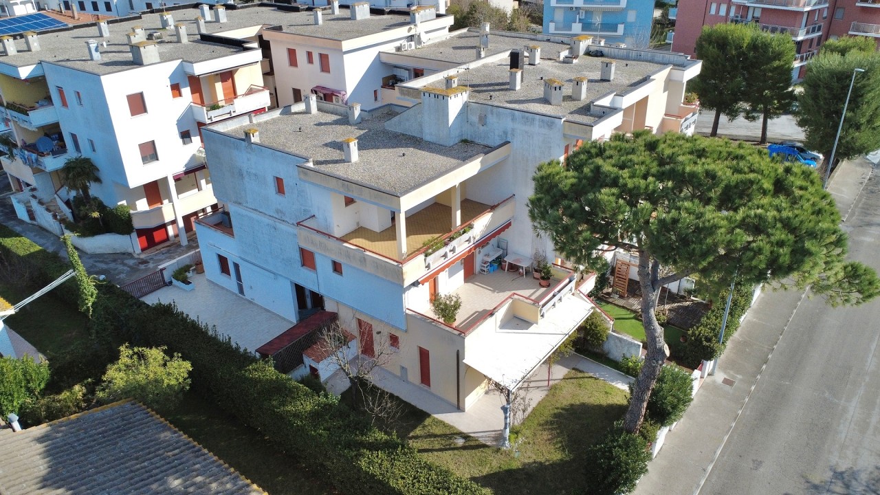 APPARTAMENTO CON AMPI SPAZI ESTERNI E VISTA PANORAMICA