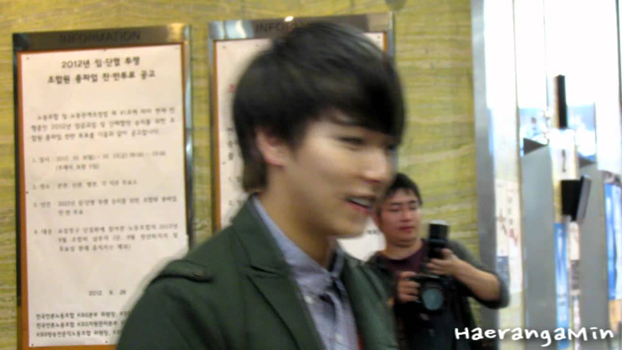 [Fancam] 121012 Sukira Sungmin - 로비 출퇴근 (팬들과 사진찍기~!)