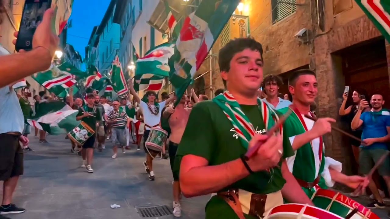 Palio 16 agosto 2023 Contrada dell'Oca vittoriosa Festeggia in Fontebranda. Palio di Siena