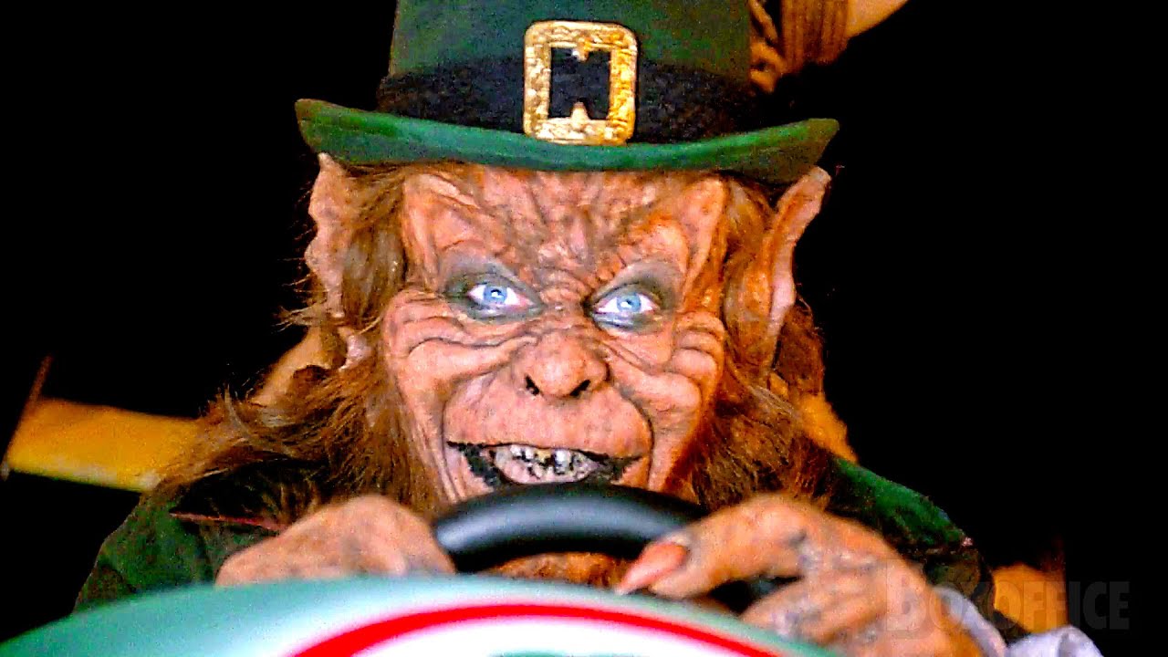 Un leprechaun atropella a un polic&iacute;a | El duende maldito 2 | Clip en Espa&ntilde;ol