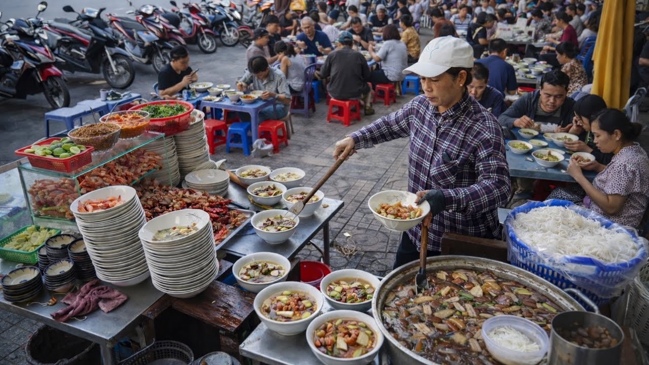 Chị gái bán bún mắm 40k/tô đầy đủ topping đông khách ở vỉa hè Sài Gòn