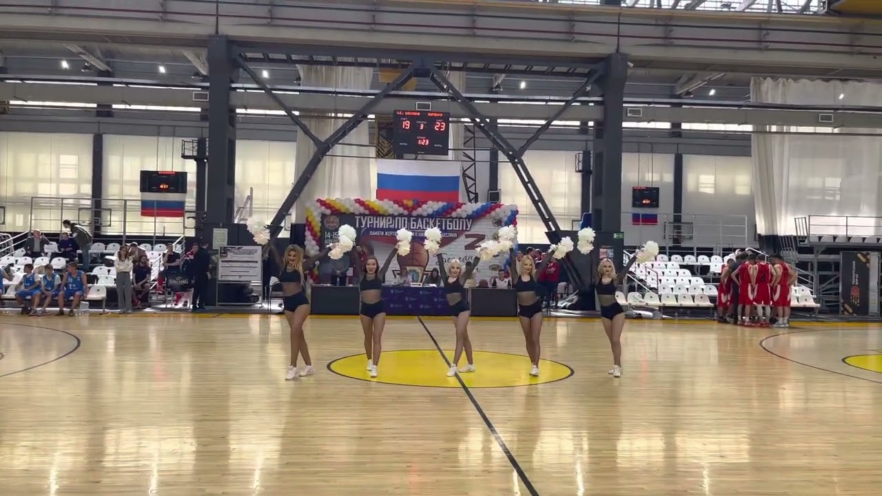 Группа поддержки Lucky Demons Cheerleaders Баскетбол Руспортинг Черлидинг шоу
